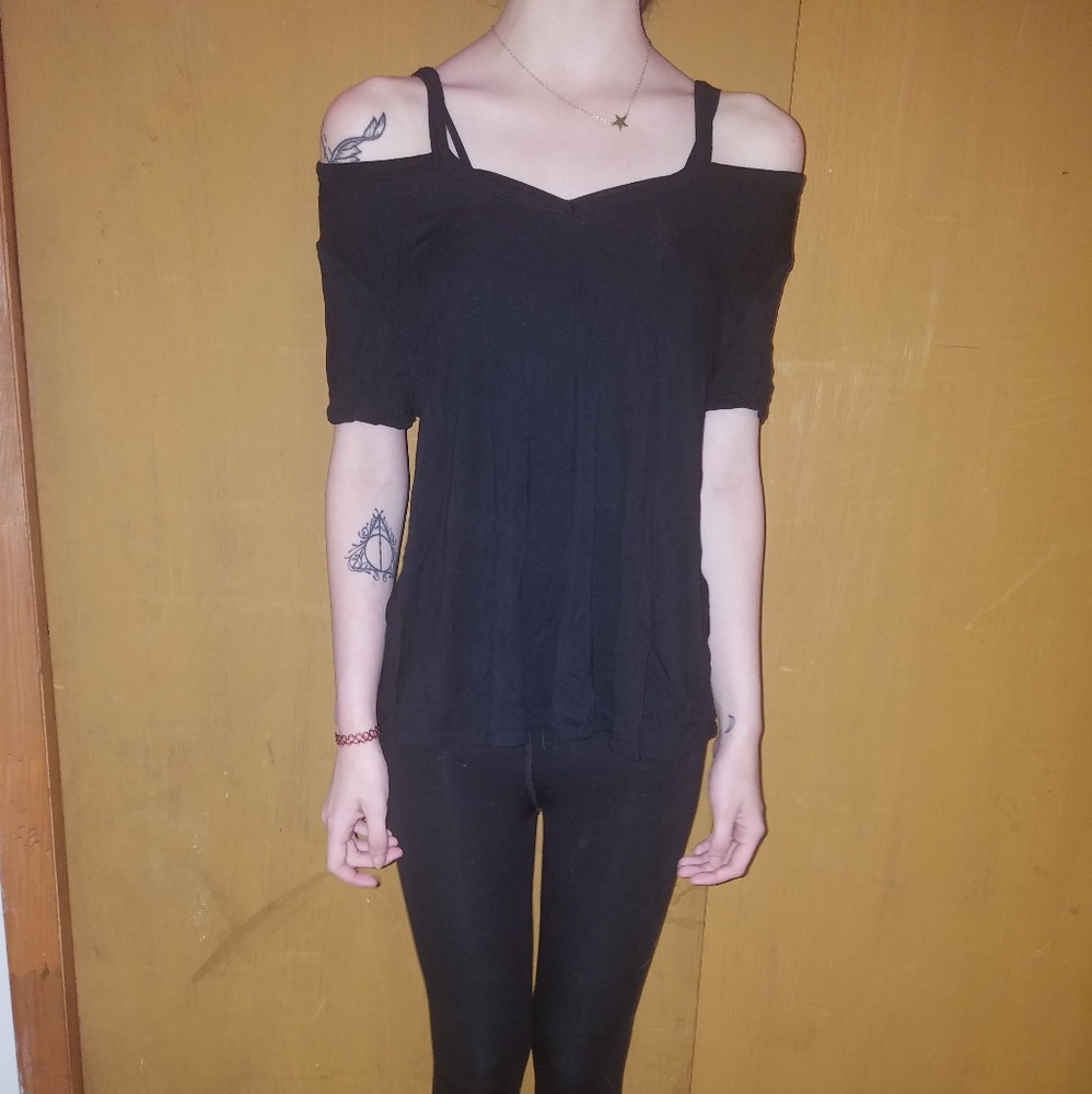 Black off-shoulder Tee
